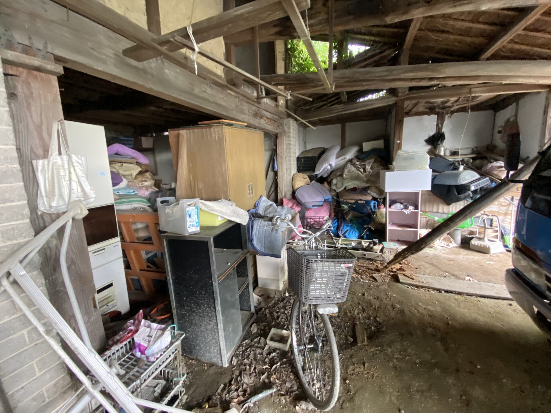 小郡市大崎にて納屋の残置物撤去作業前写真