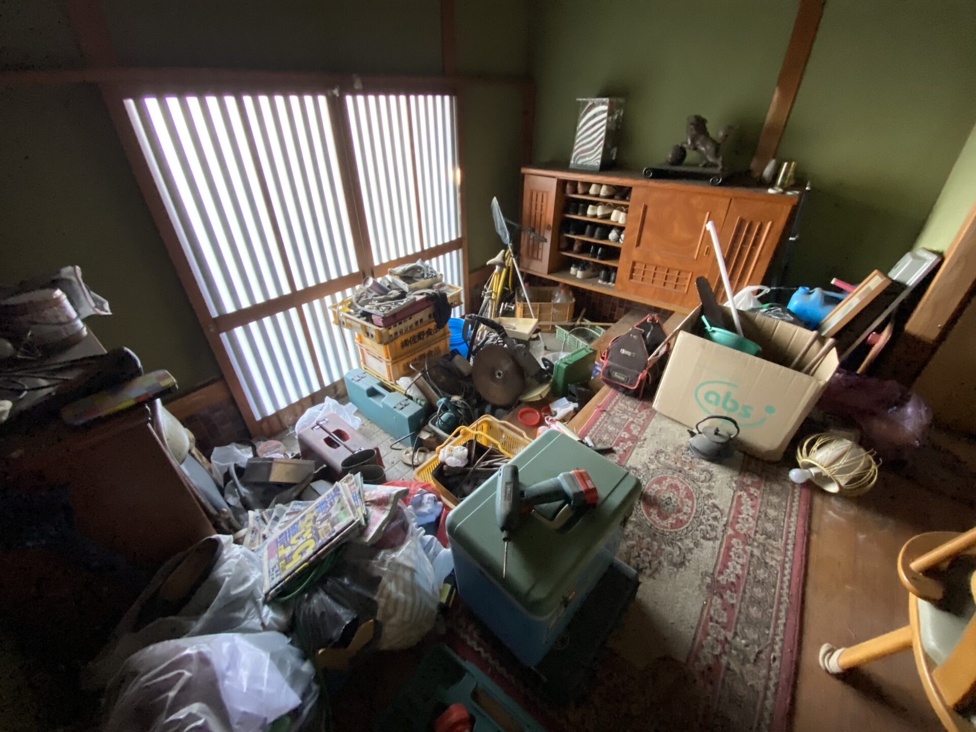 筑紫野市石崎の戸建てで遺品整理・片付け|大量の家財も一つずつ丁寧に整理作業前写真